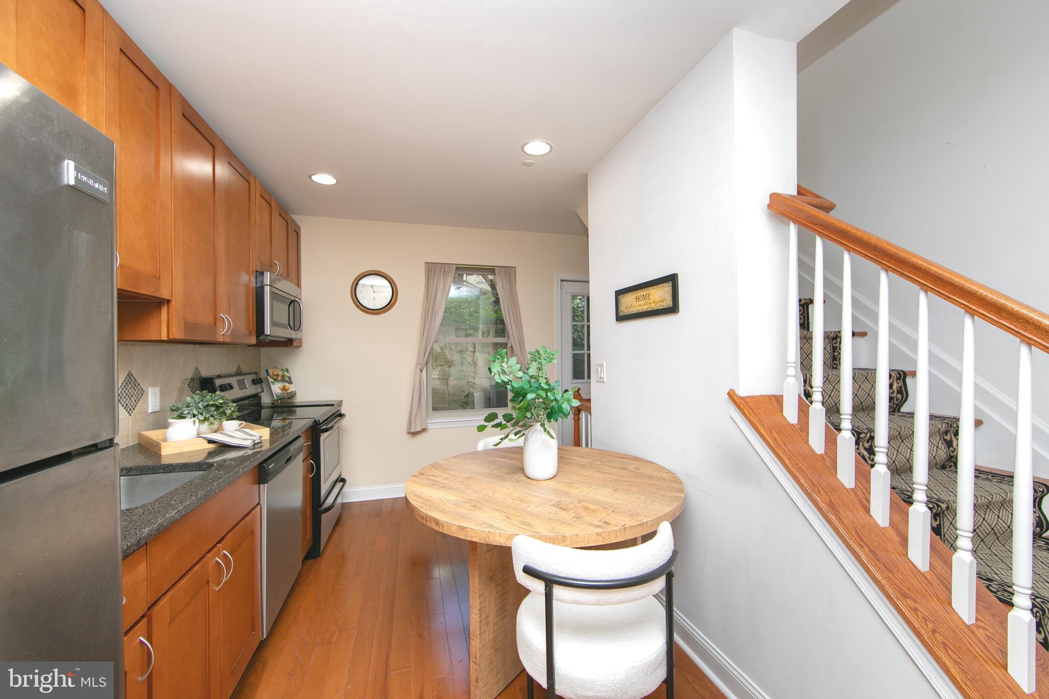 1030 N LEITHGOW STREET