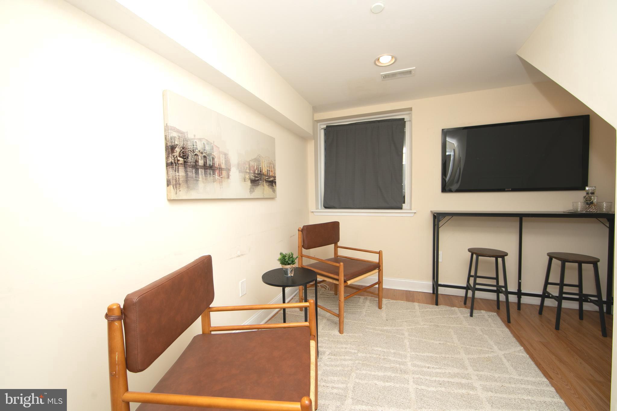 1030 N LEITHGOW STREET