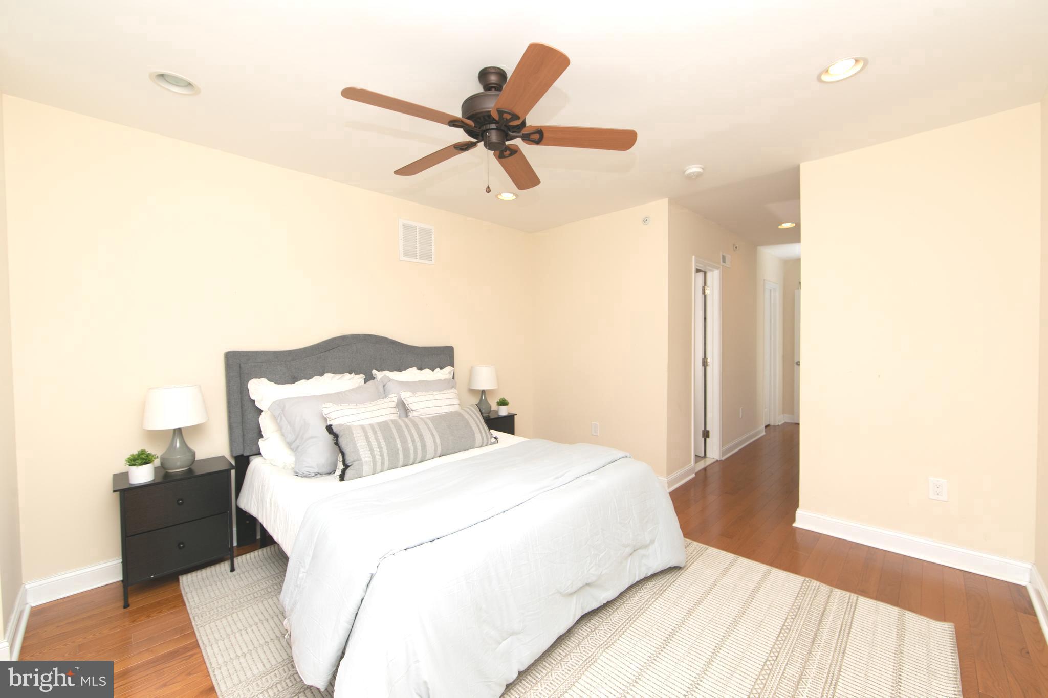 1030 N LEITHGOW STREET