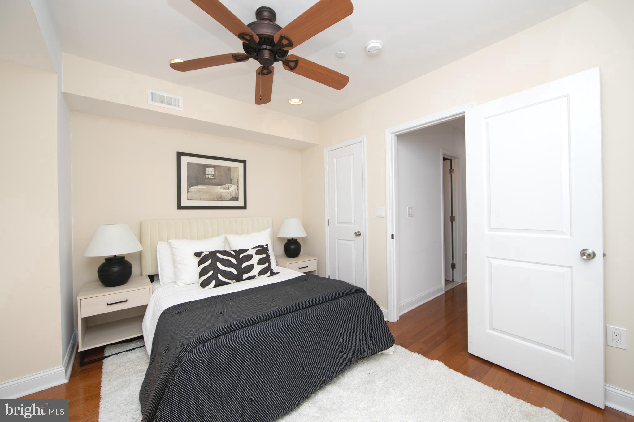 1030 N LEITHGOW STREET