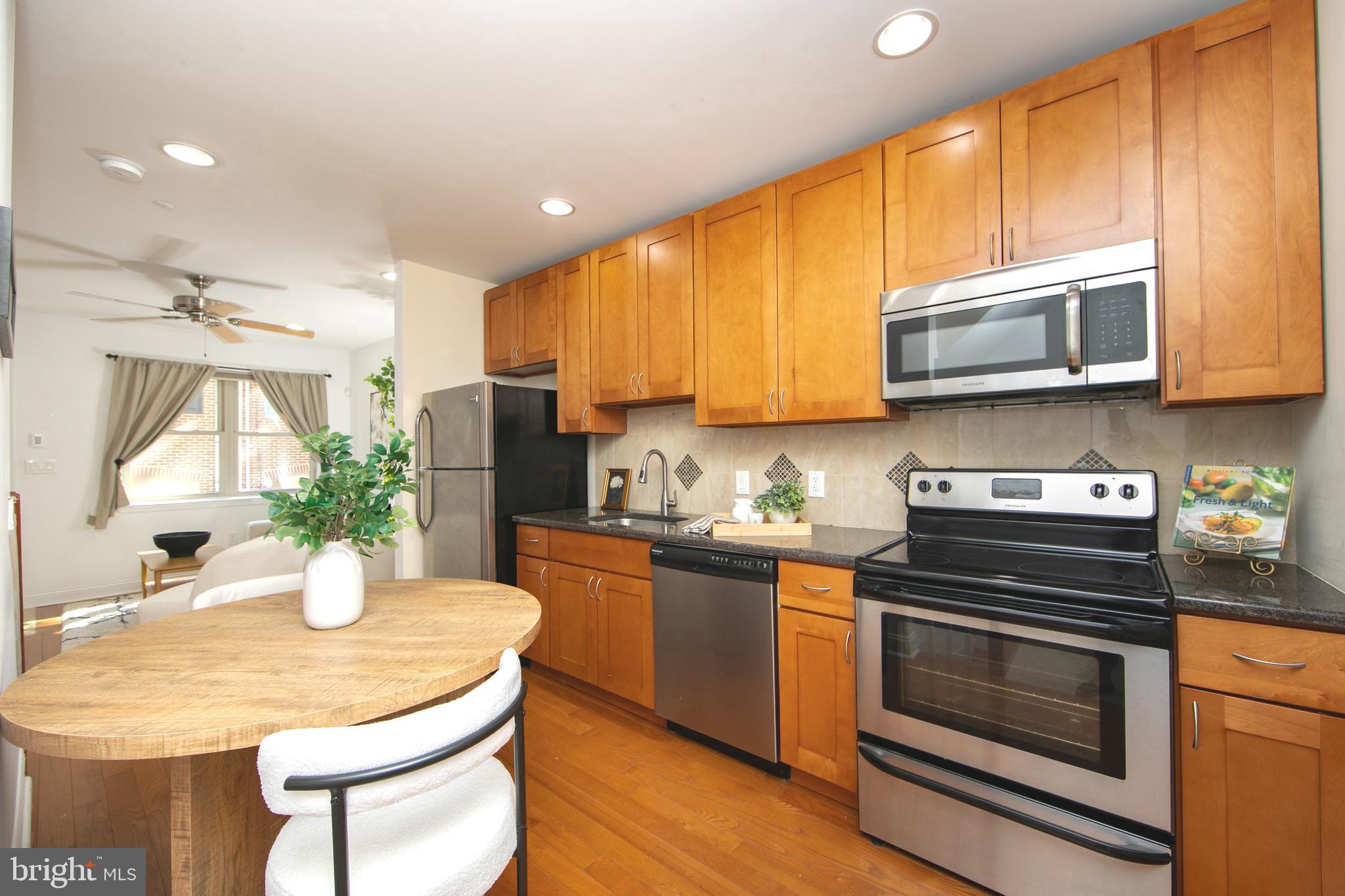 1030 N LEITHGOW STREET