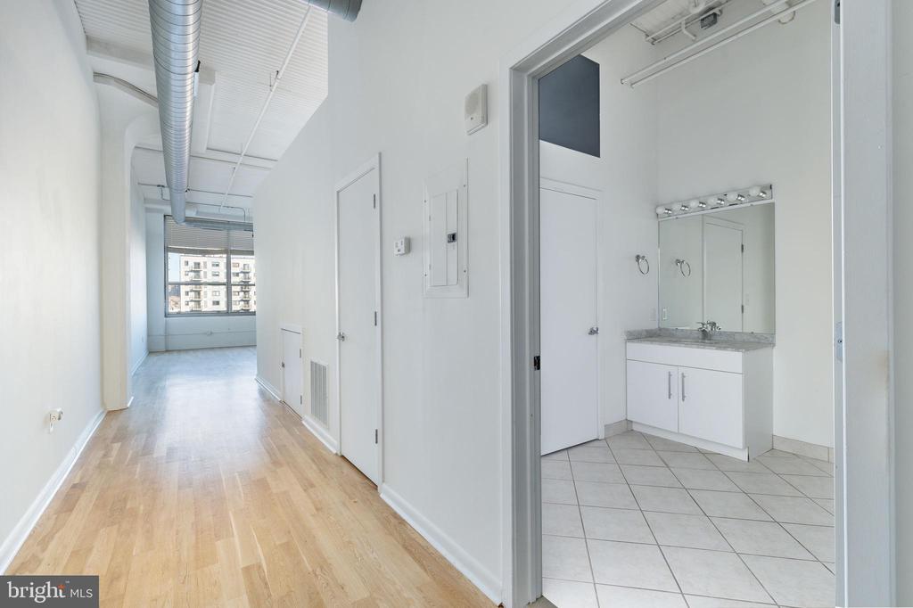 2200 ARCH STREET 28 503