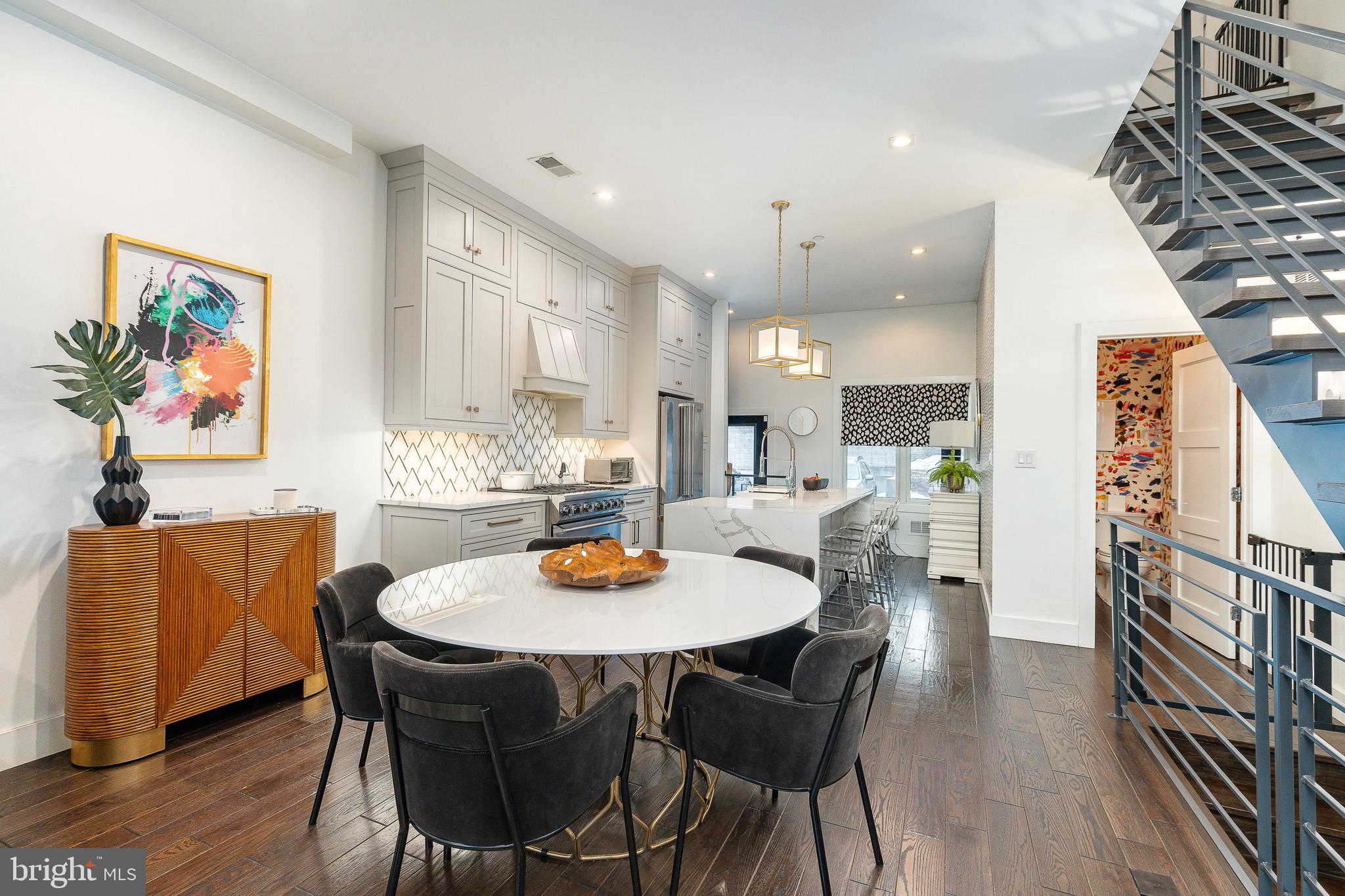 805 N LECOUNT STREET