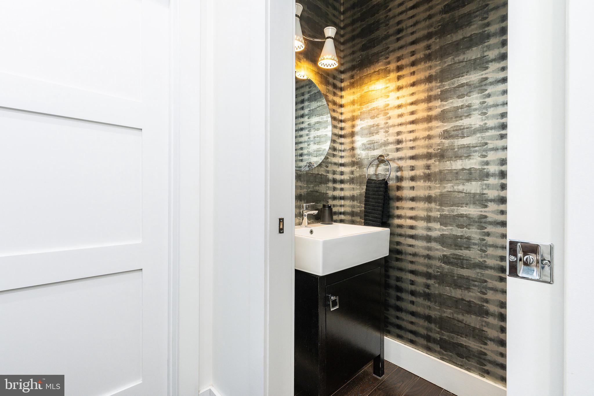 805 N LECOUNT STREET