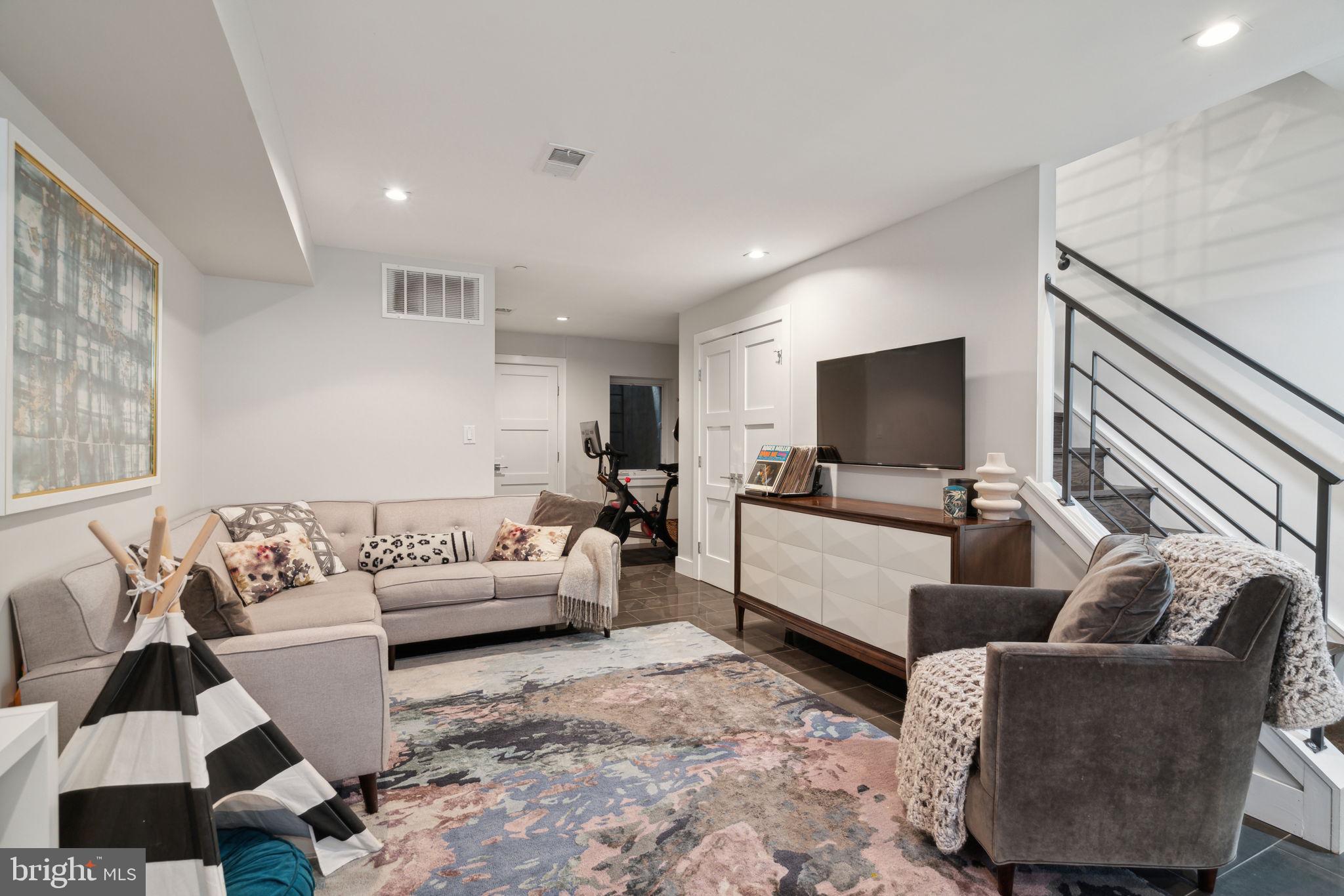 805 N LECOUNT STREET