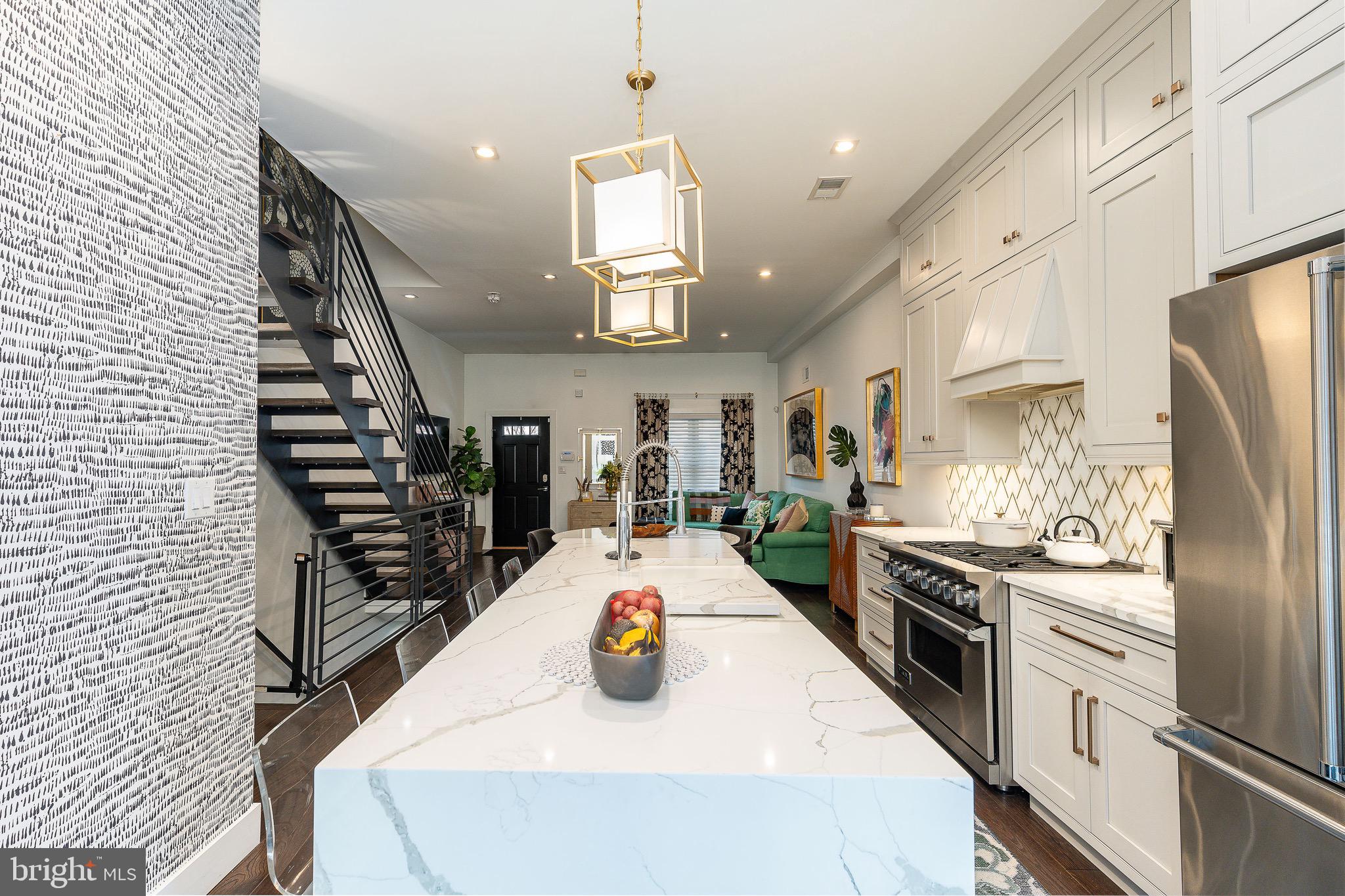 805 N LECOUNT STREET