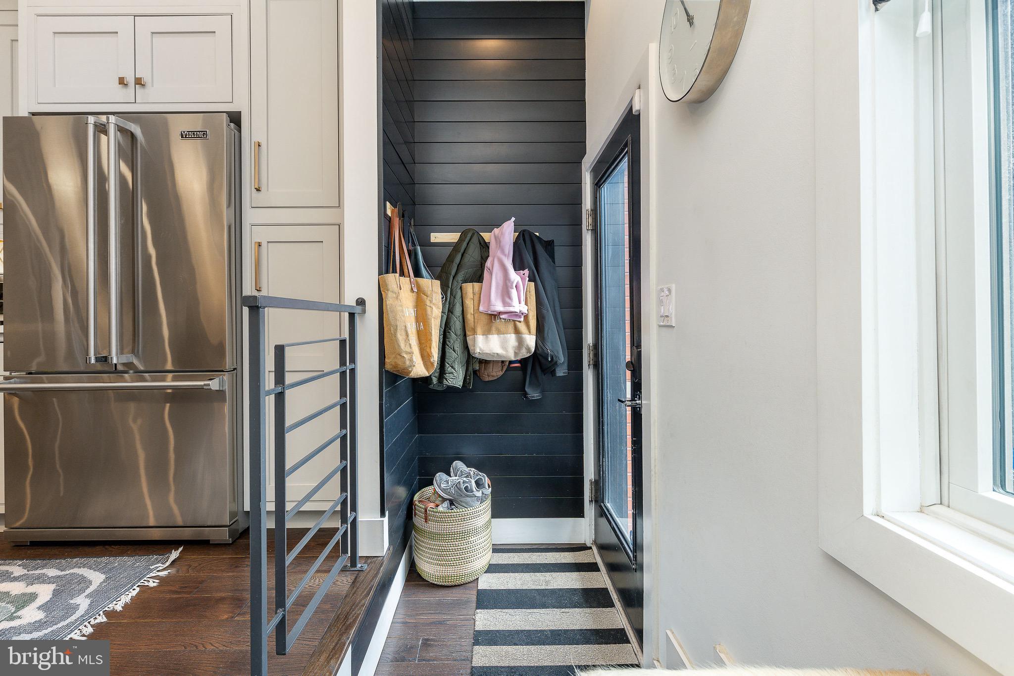 805 N LECOUNT STREET