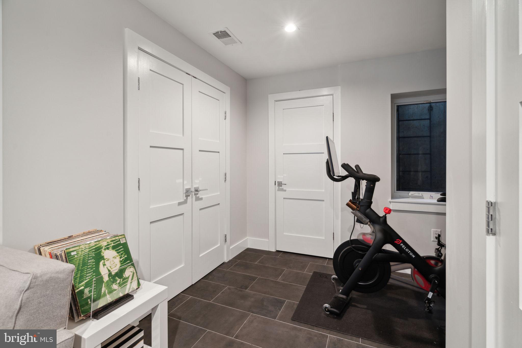 805 N LECOUNT STREET