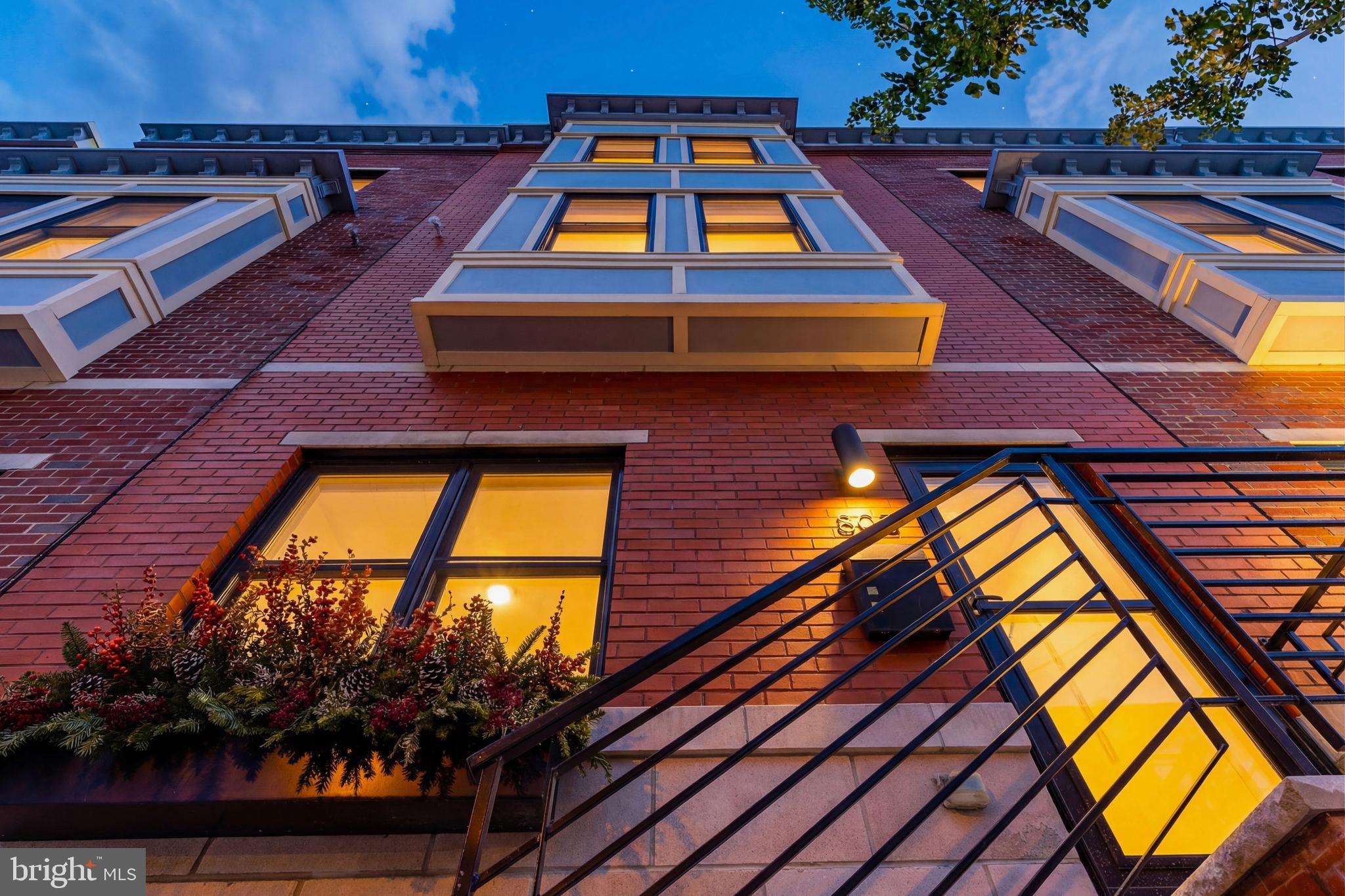 805 N LECOUNT STREET