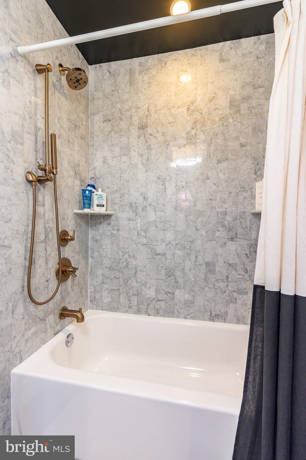 805 N LECOUNT STREET