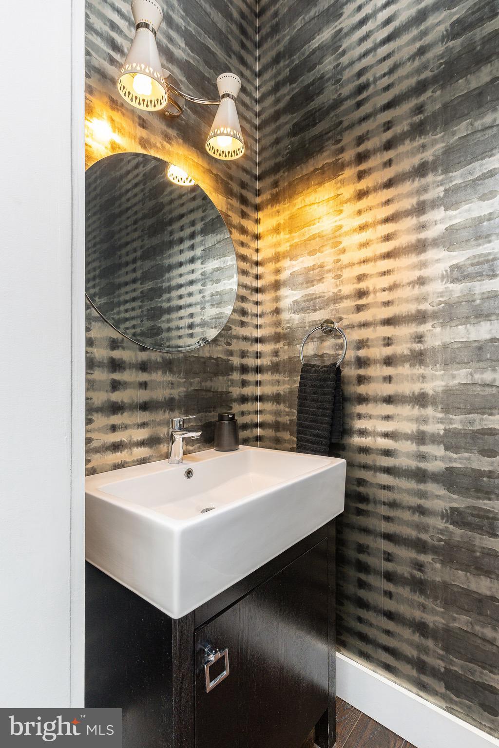 805 N LECOUNT STREET