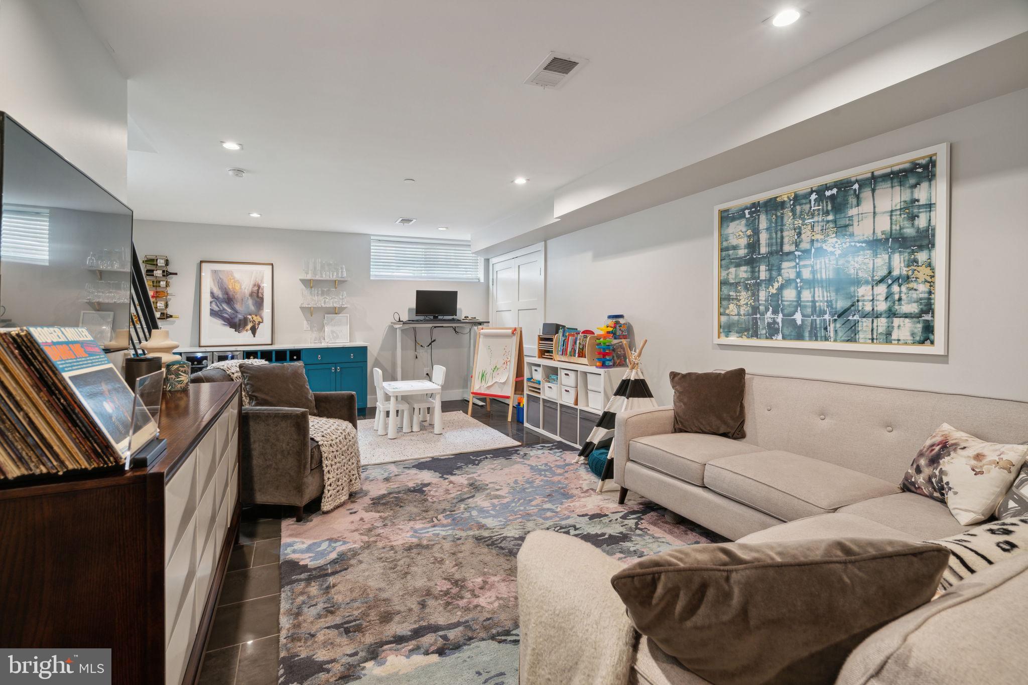 805 N LECOUNT STREET