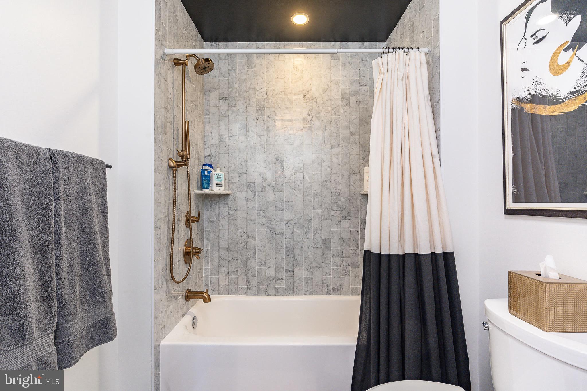 805 N LECOUNT STREET