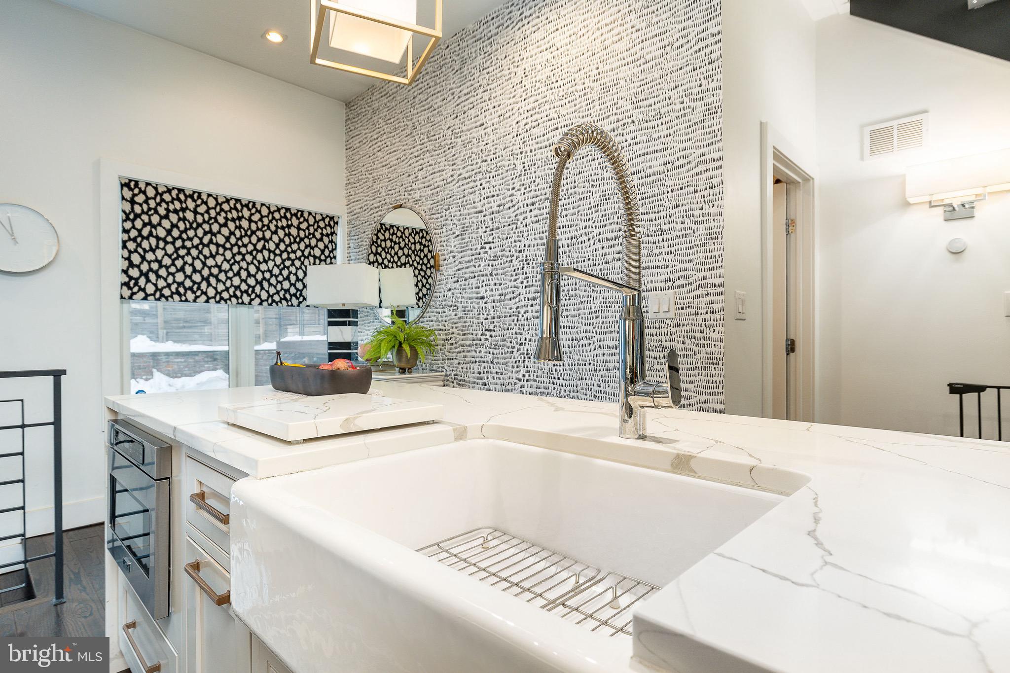 805 N LECOUNT STREET