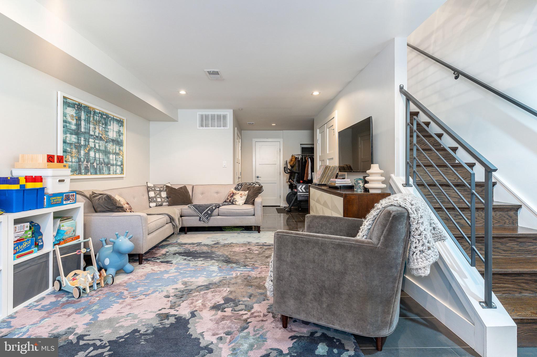 805 N LECOUNT STREET