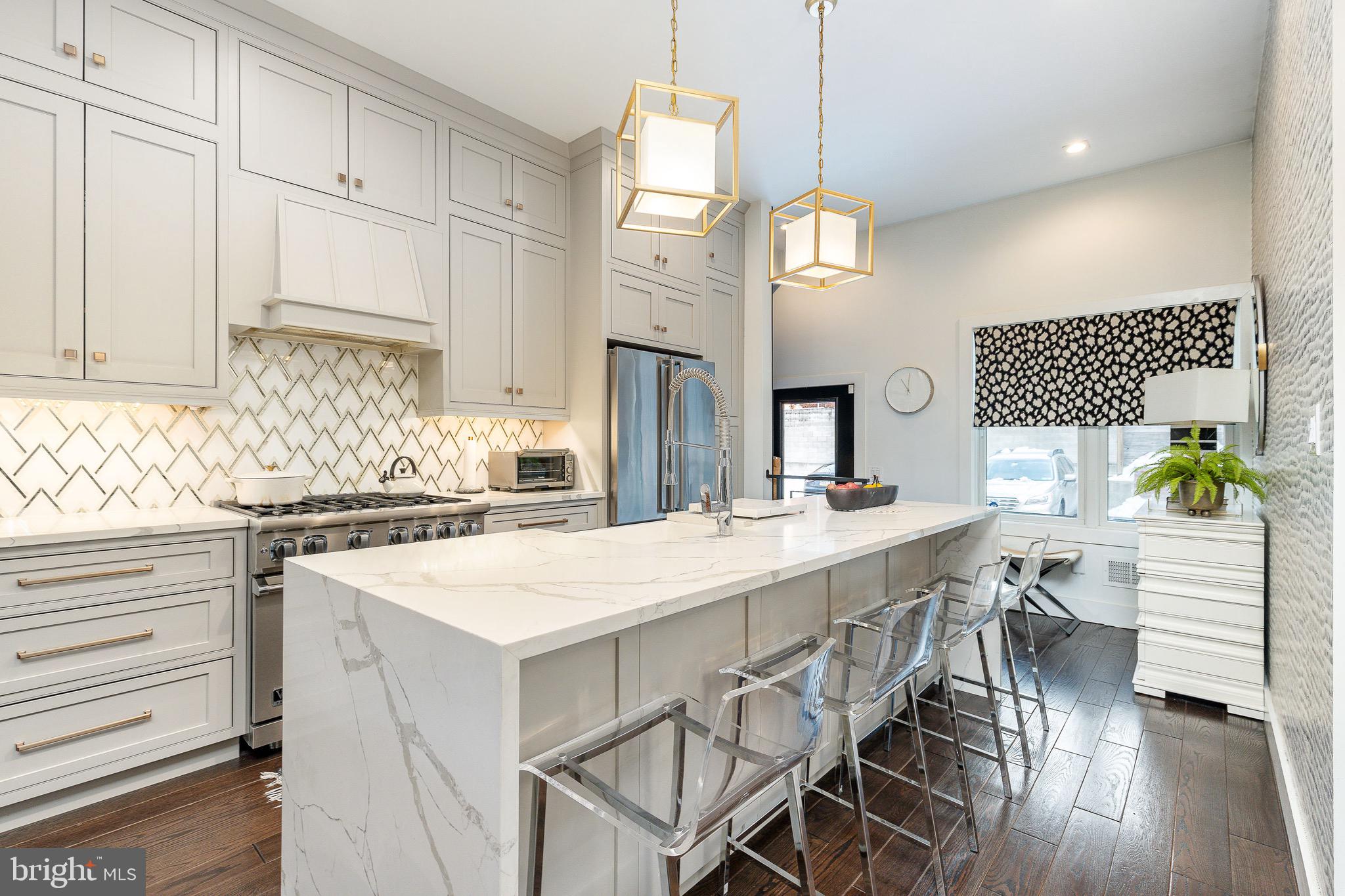 805 N LECOUNT STREET