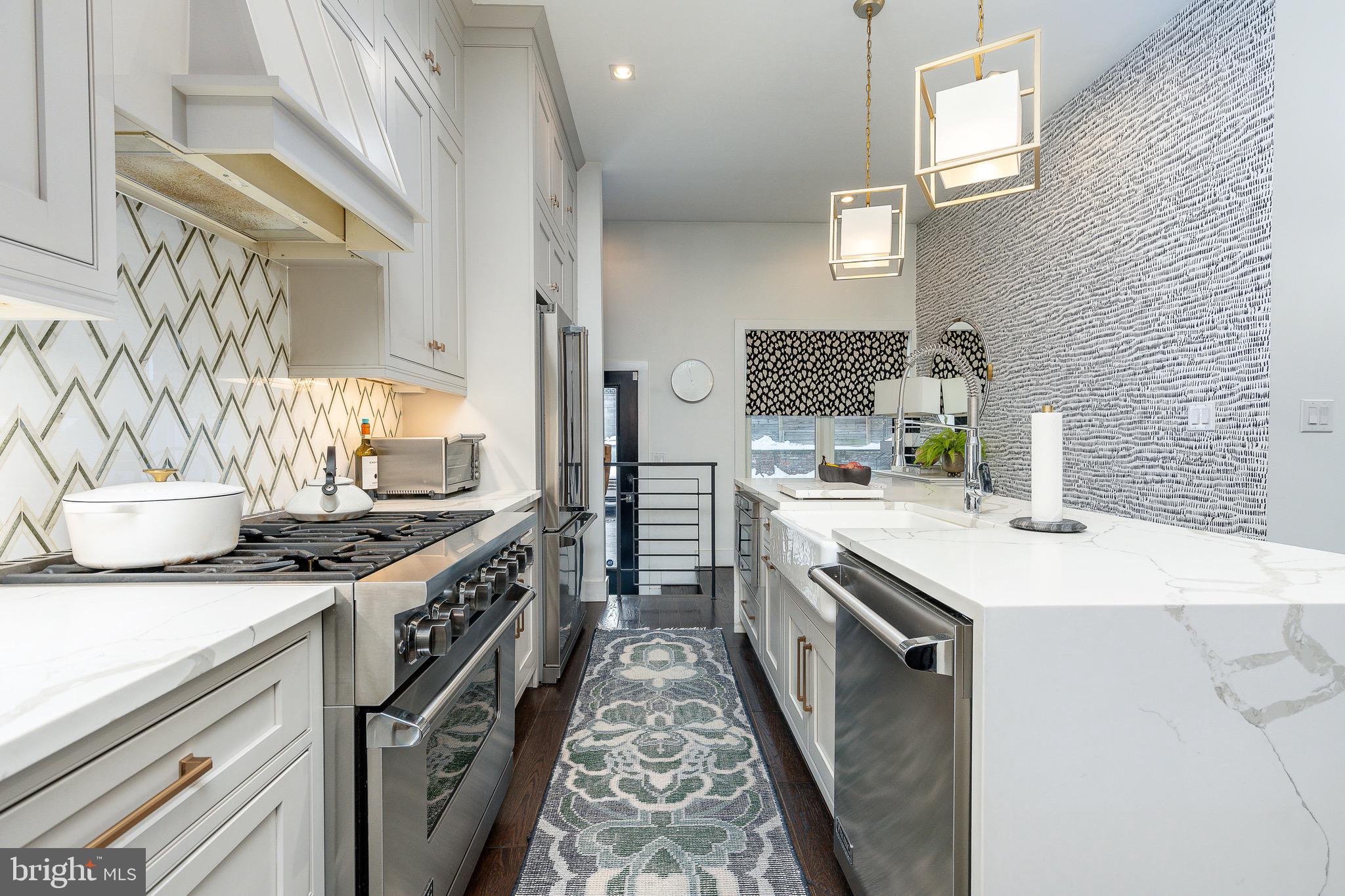 805 N LECOUNT STREET