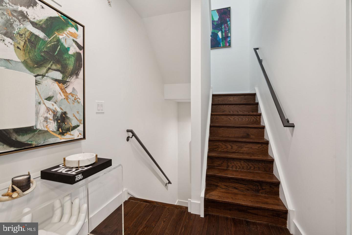 805 N LECOUNT STREET