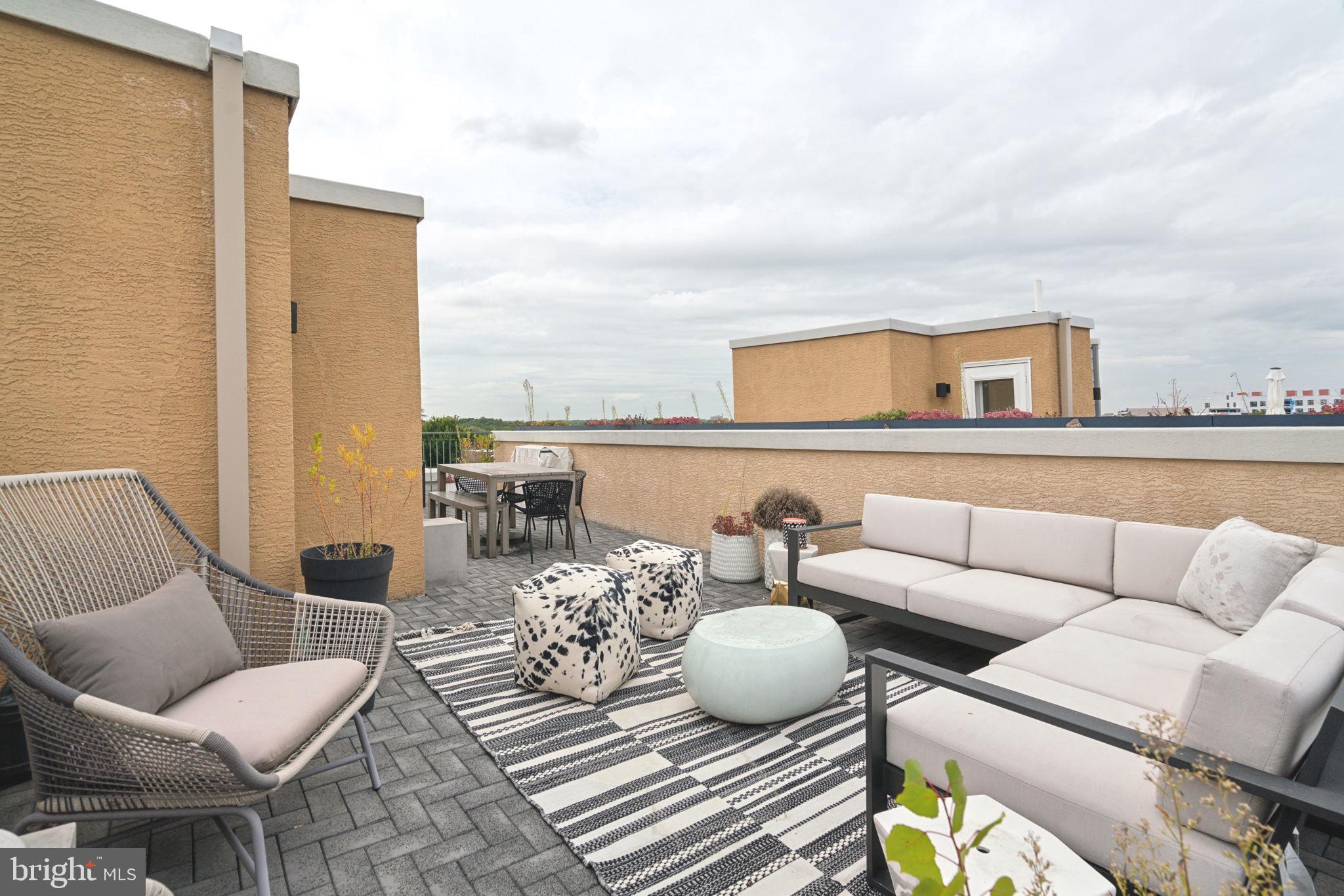 805 N LECOUNT STREET