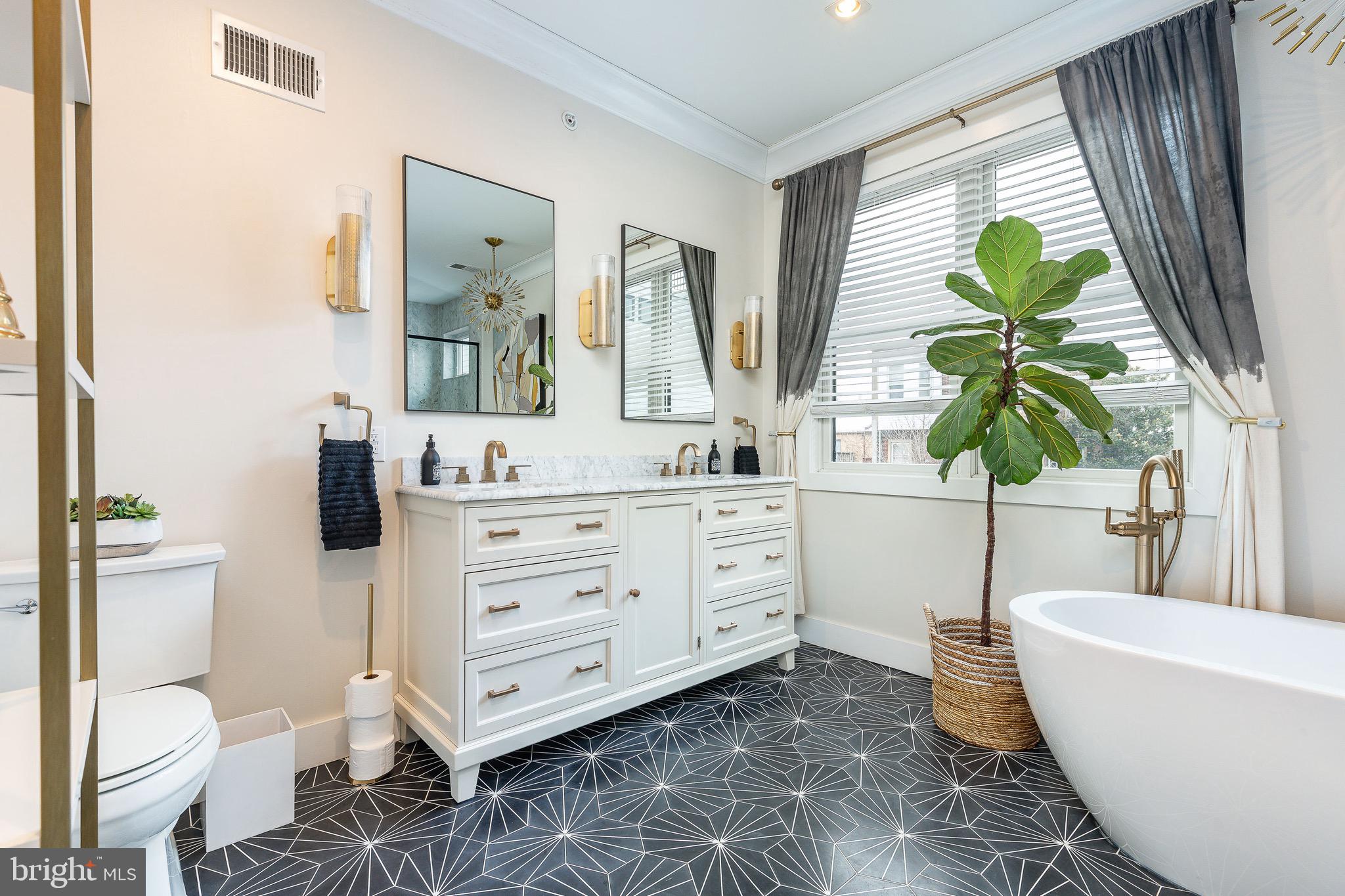 805 N LECOUNT STREET