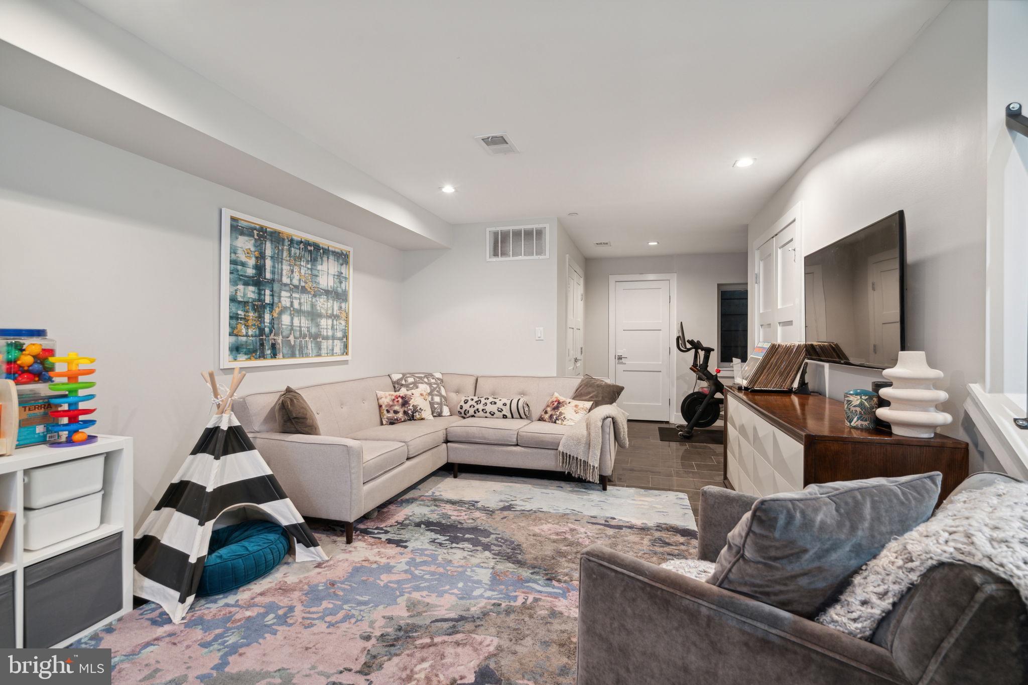 805 N LECOUNT STREET