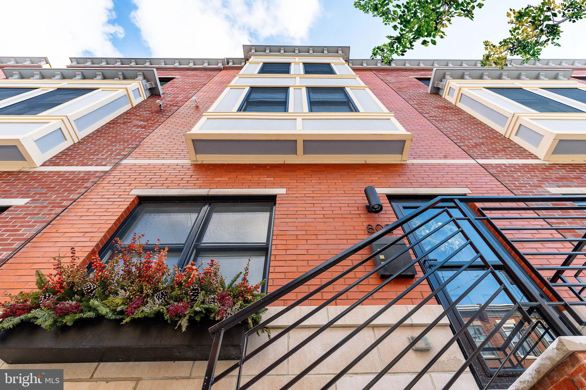 805 N LECOUNT STREET