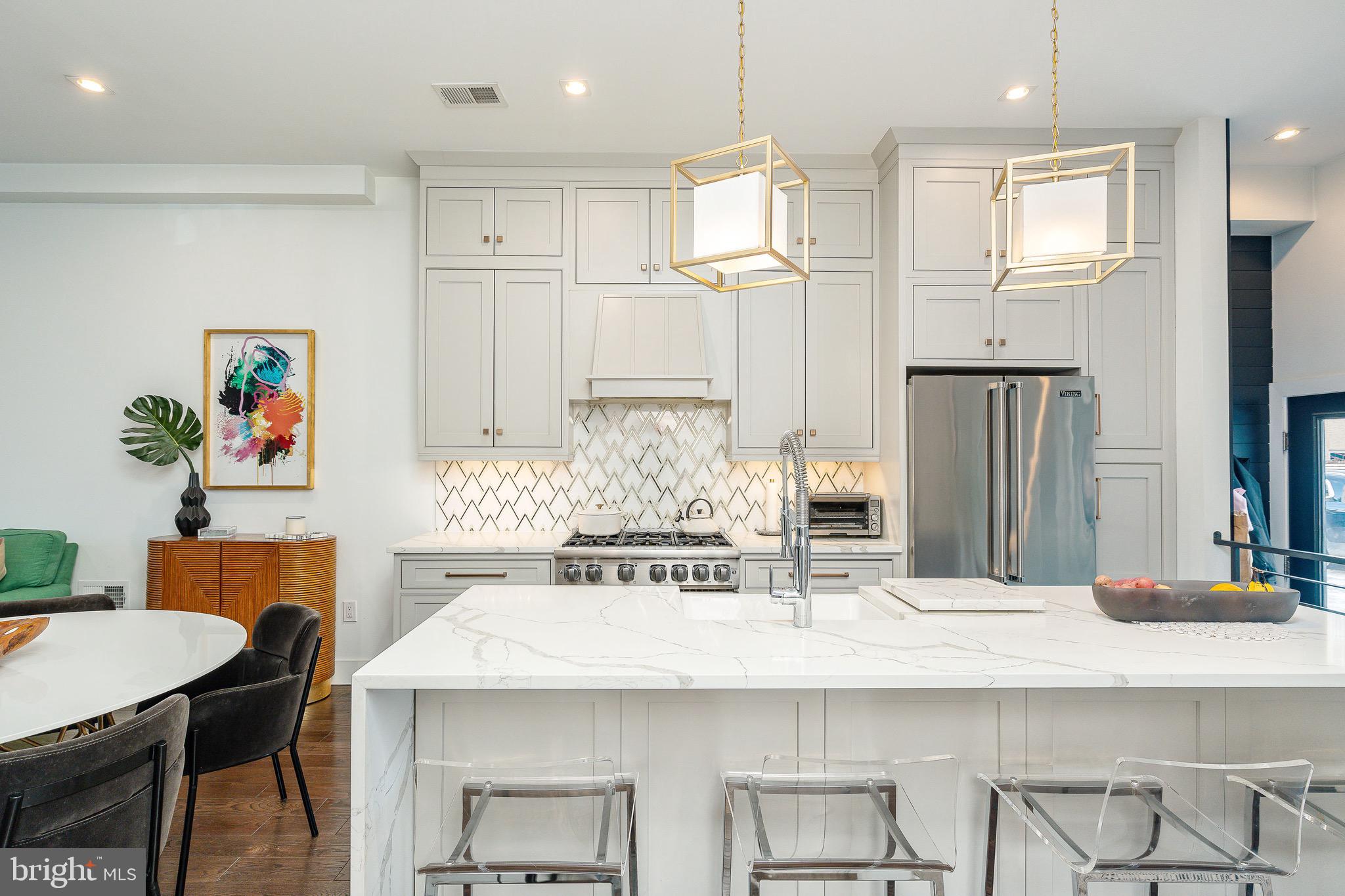 805 N LECOUNT STREET