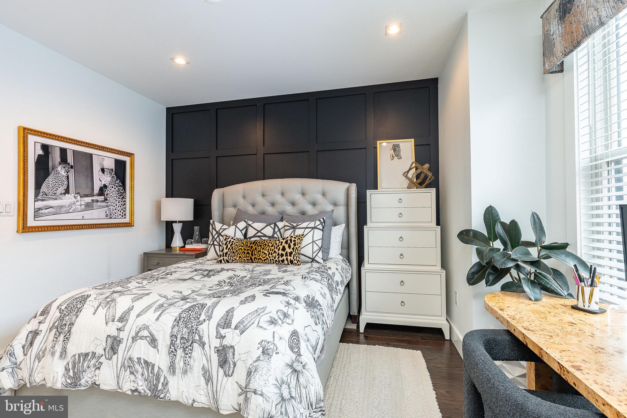 805 N LECOUNT STREET