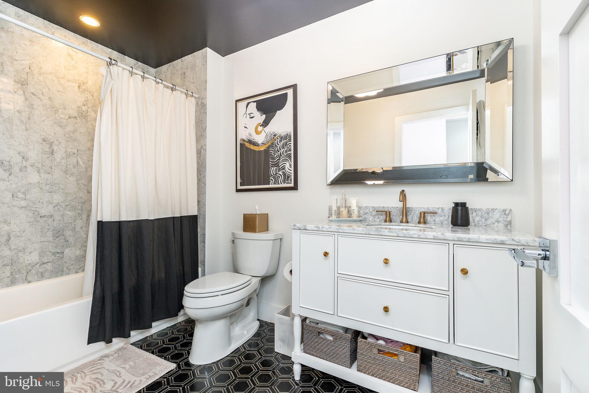 805 N LECOUNT STREET