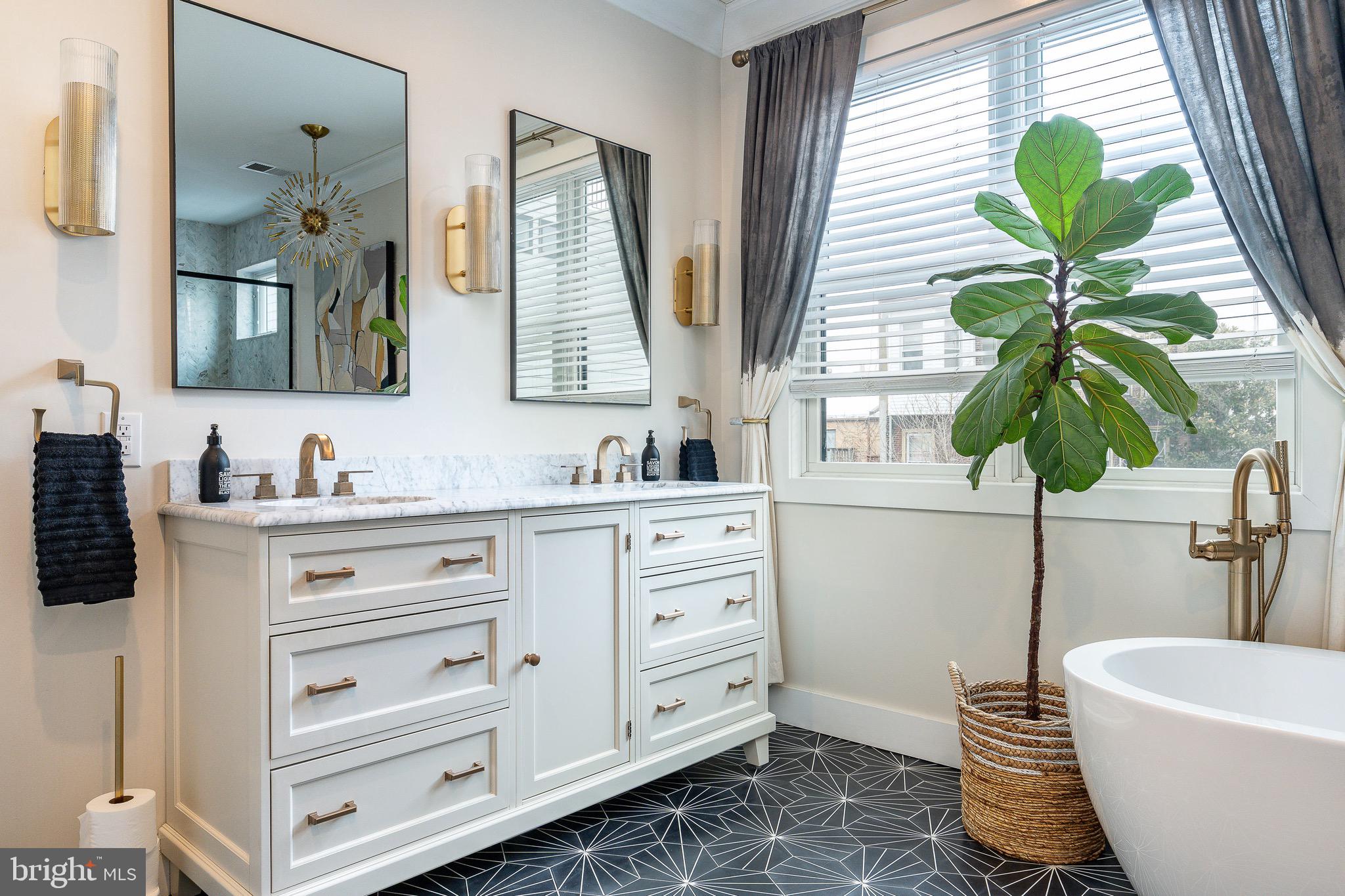 805 N LECOUNT STREET