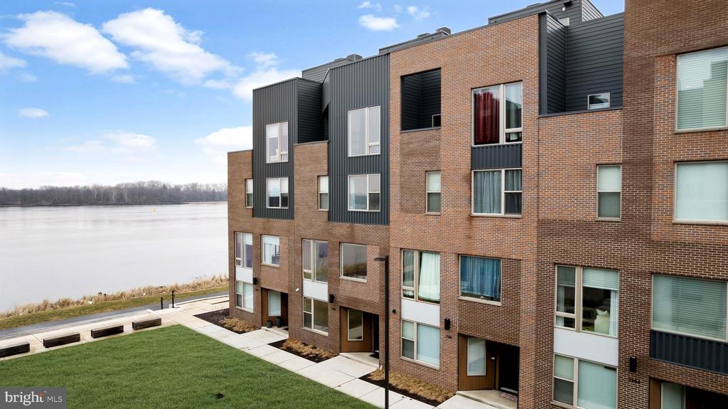 3208 PARKVIEW WALK