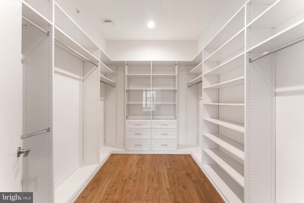 3208 PARKVIEW WALK