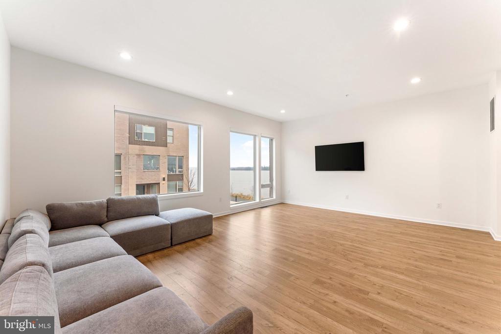 3208 PARKVIEW WALK