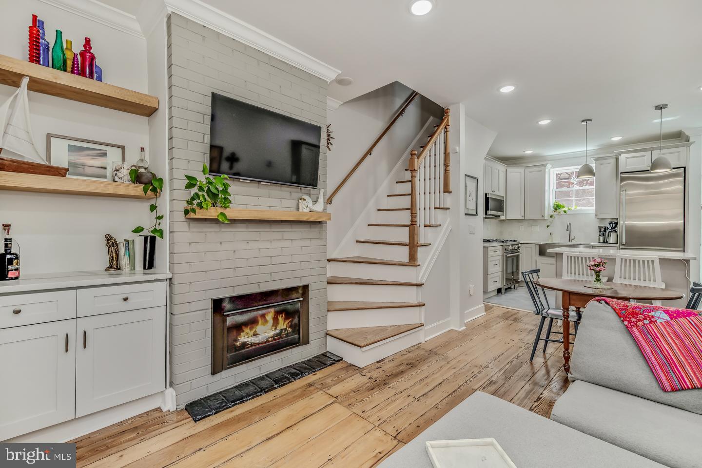 2047 WAVERLY STREET