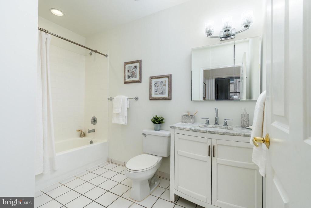 1600 ARCH STREET 18 1702