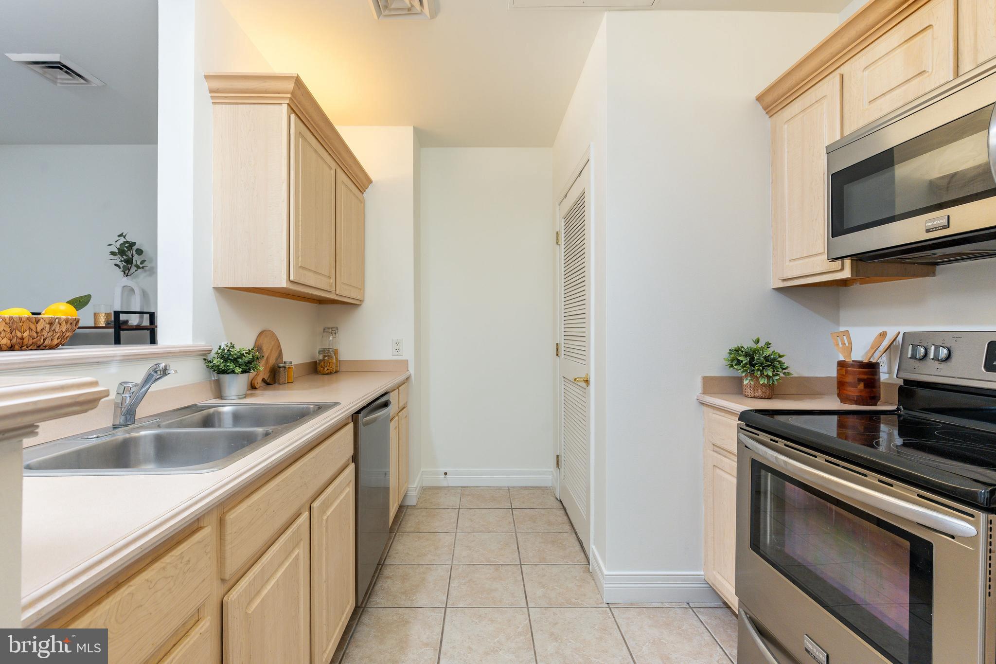 1600 ARCH STREET 18 1702