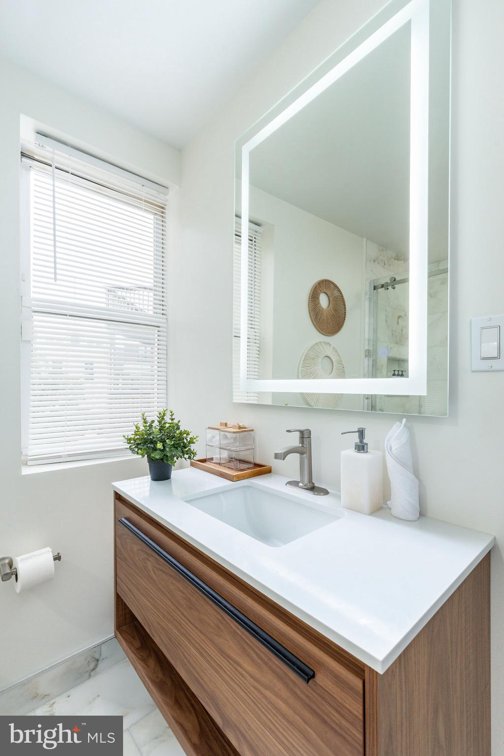 2528 CARPENTER STREET