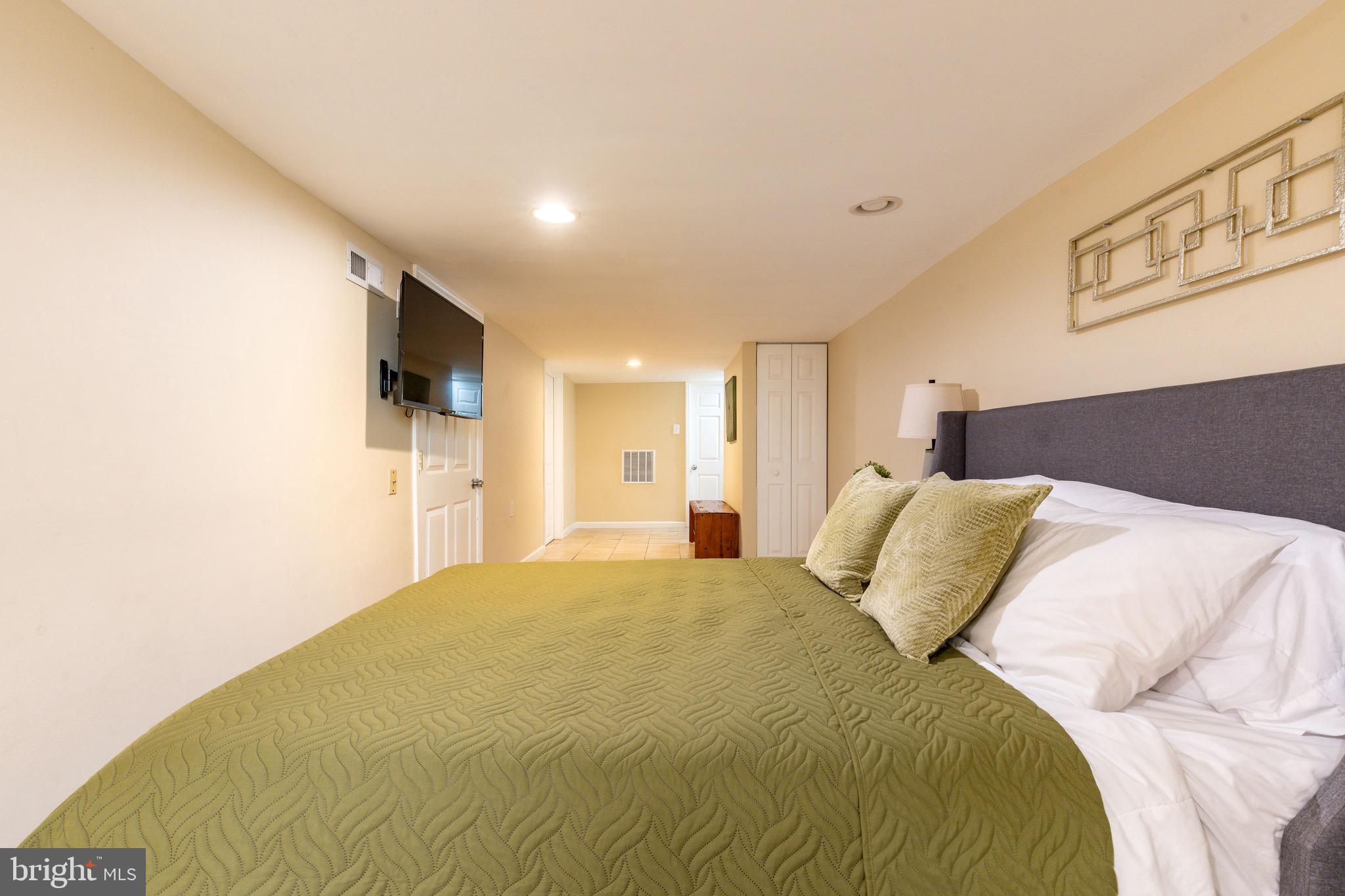 2528 CARPENTER STREET