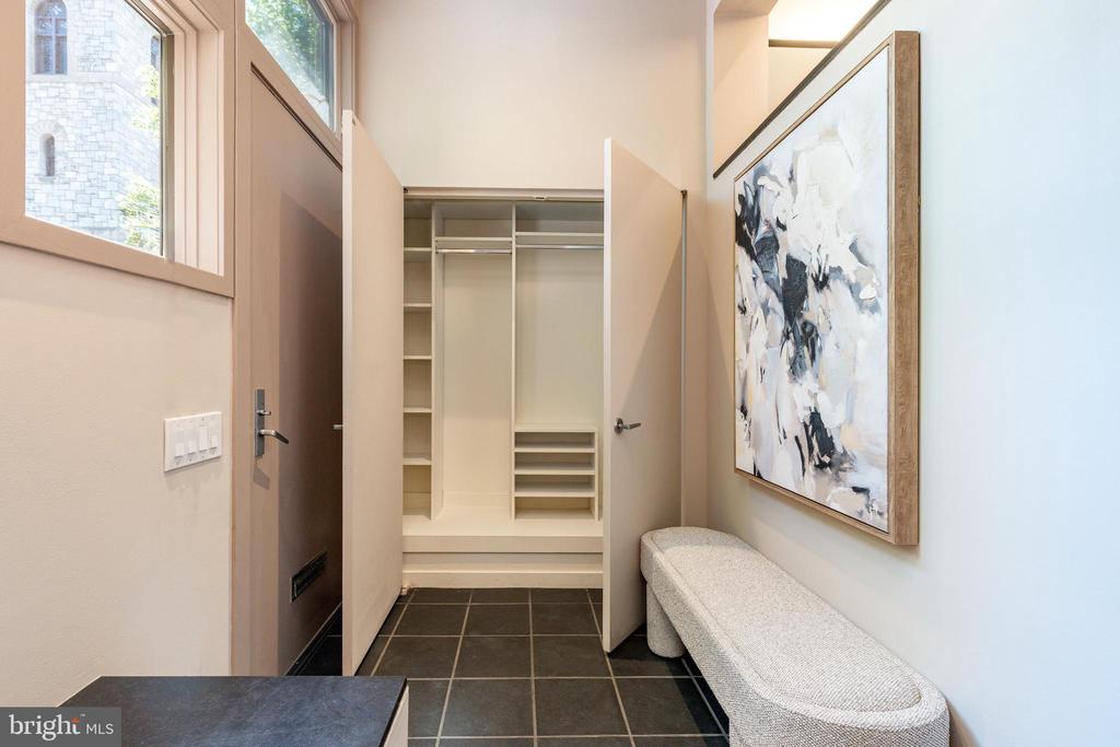 406 S 6TH STREET
