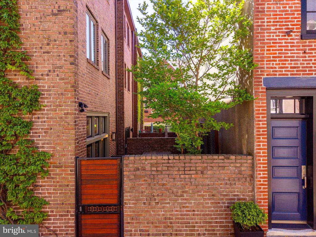 406 S 6TH STREET