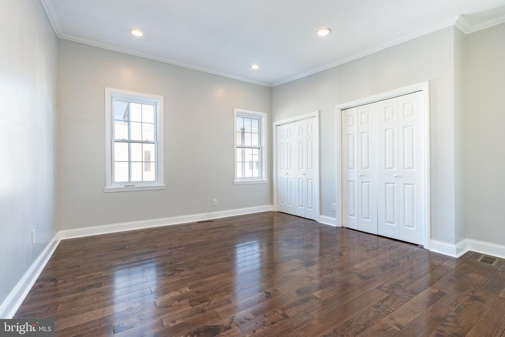 870 N 19TH STREET