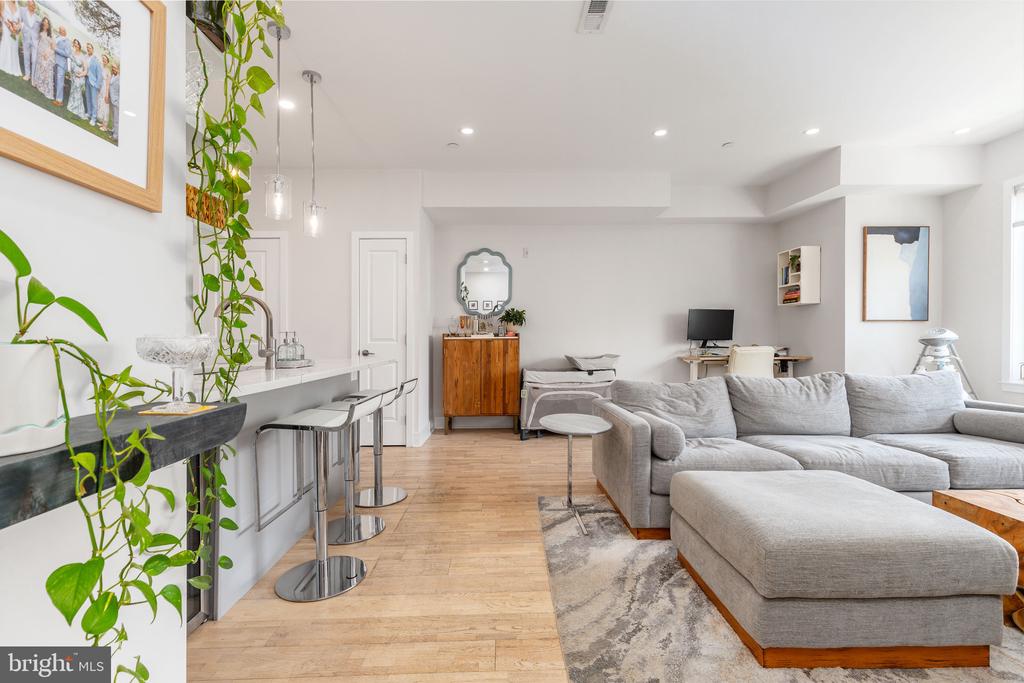 1733 CARPENTER STREET Unit: D