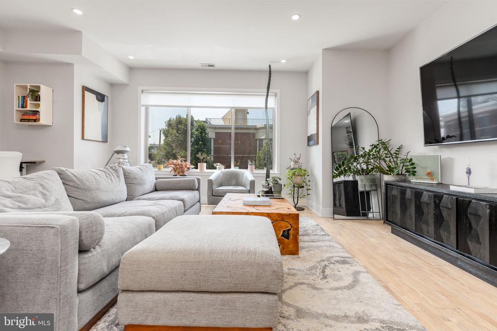 1733 CARPENTER STREET Unit: D