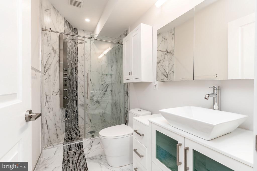 1733 CARPENTER STREET Unit: D