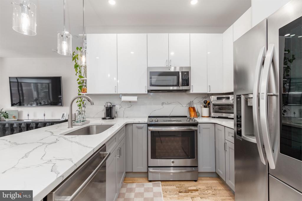 1733 CARPENTER STREET Unit: D