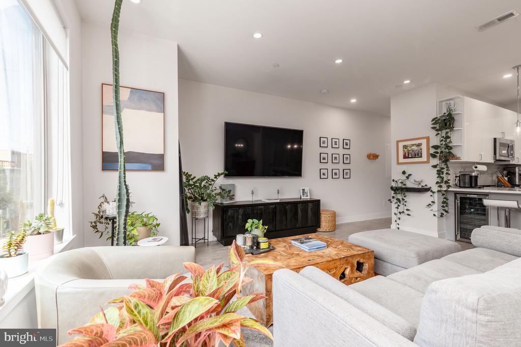 1733 CARPENTER STREET Unit: D