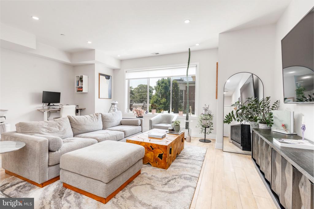 1733 CARPENTER STREET Unit: D