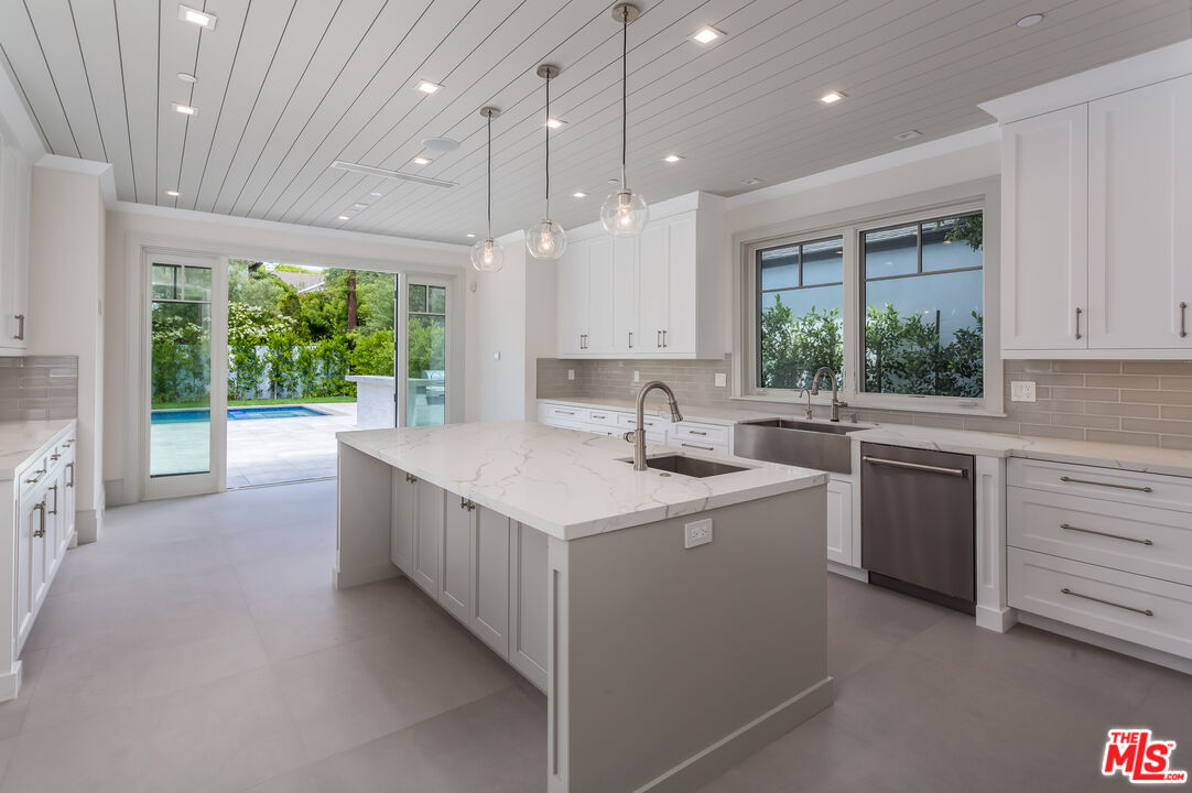 135 S Carmelina Ave