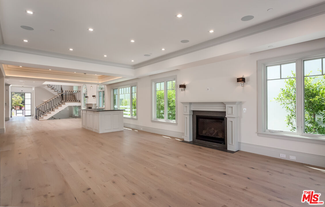 135 S Carmelina Ave