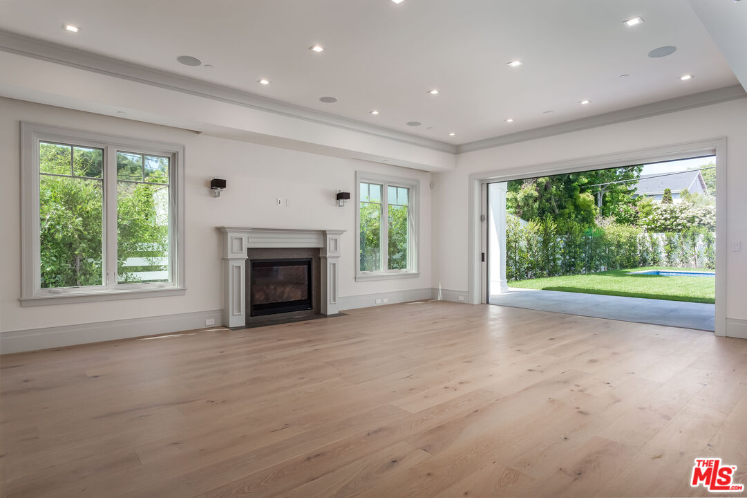 135 S Carmelina Ave